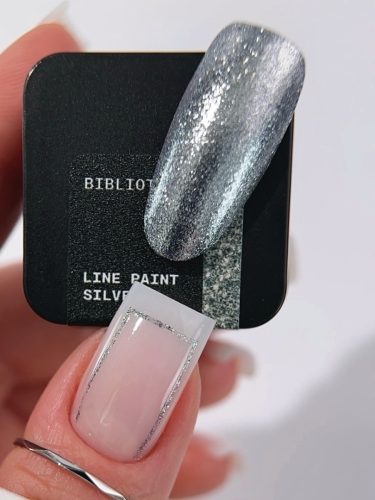 BIBLIOTEKA-Line-Paint-Siver-No-Wipe-srebrna-farbka-do-zdobien-z-drobinkami-5-ml_[4033]_1200.jpg